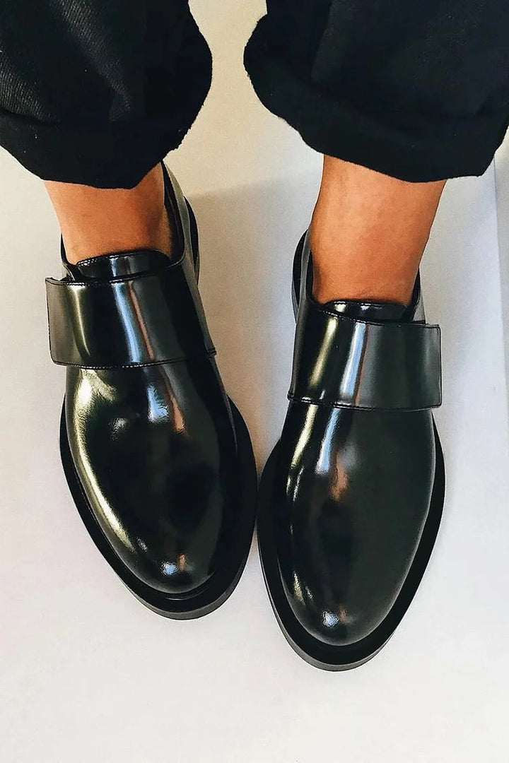 IRIS | Elegant glossy loafers with strap for an impeccable style