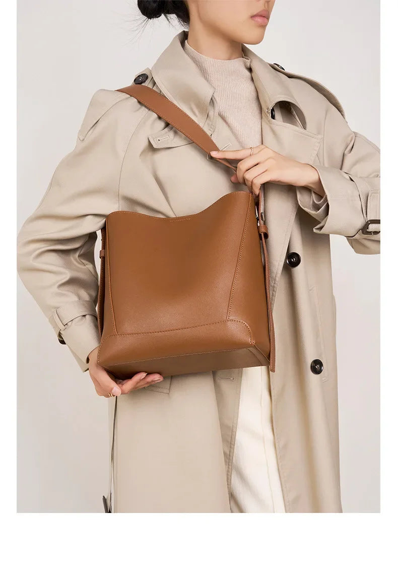 tine™ – Elegant shoulder bag in a sandy shade with strap-inspired handles