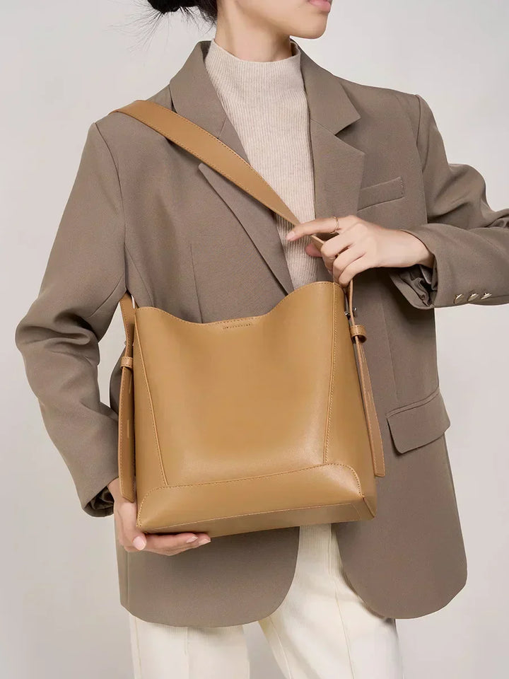 tine™ – Elegant shoulder bag in a sandy shade with strap-inspired handles