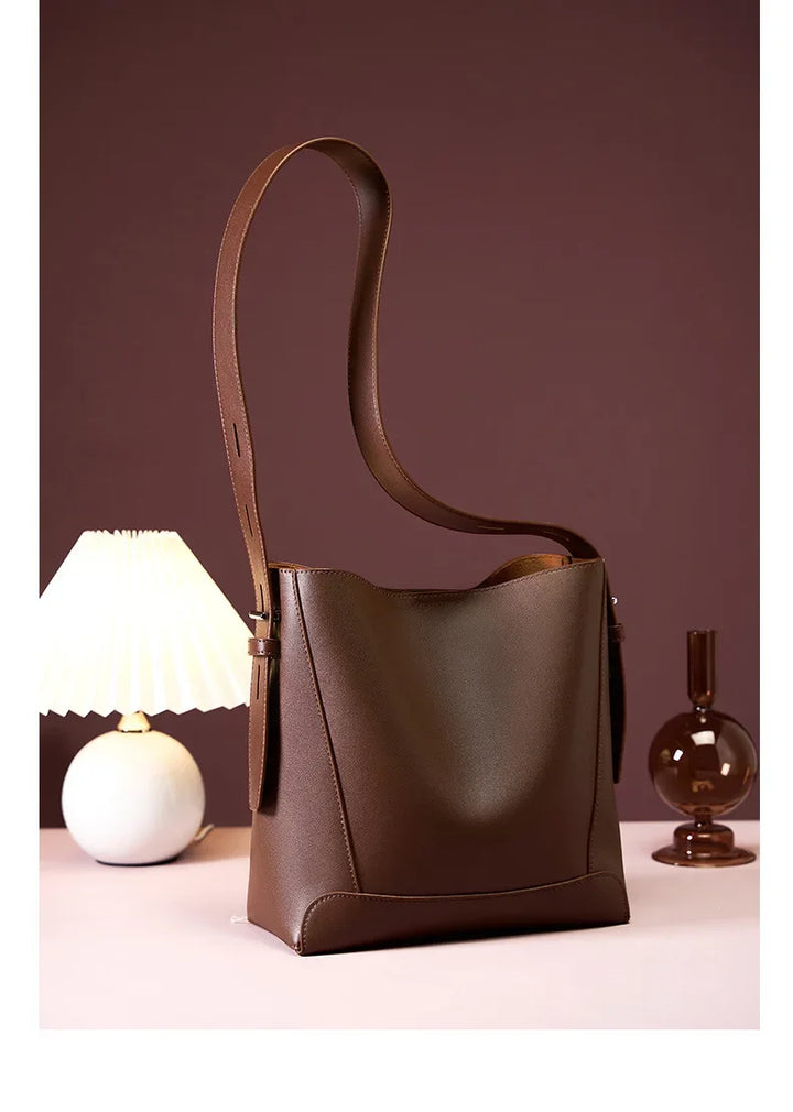 tine™ – Elegant shoulder bag in a sandy shade with strap-inspired handles