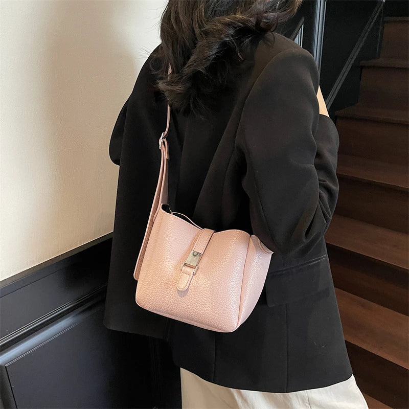 Iris™ – Modern bucket bag with a leather look
