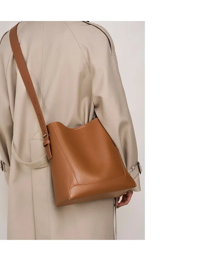 tine™ – Elegant shoulder bag in a sandy shade with strap-inspired handles