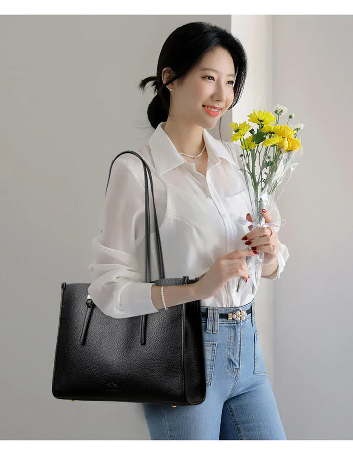 Elegant everyday bag with a leather look