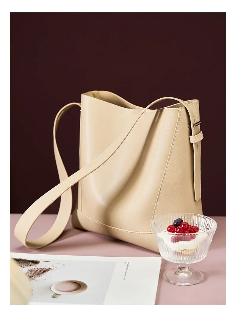 tine™ – Elegant shoulder bag in a sandy shade with strap-inspired handles