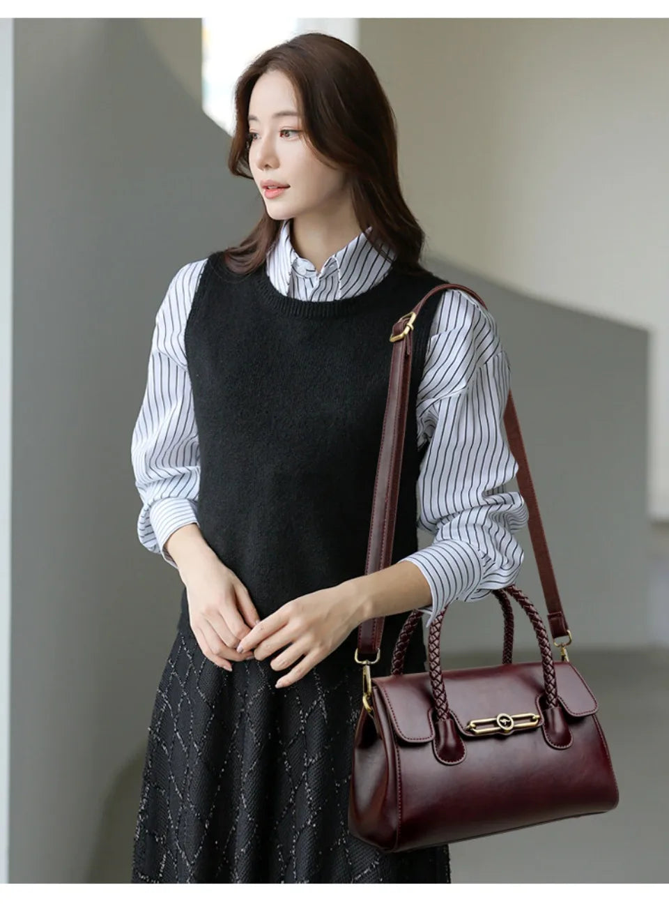 ronja™ – Classic Bag with Woven Handle and Gold Accents